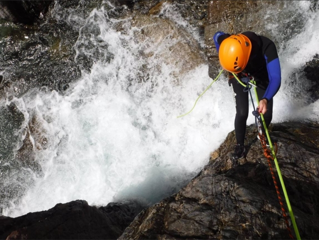  Descendre en rappel à la rivière 
